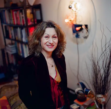 Lesley Downer